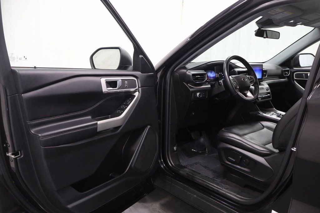 Used 2022 Ford Explorer XLT w/ Equipment Group 202A image 10
