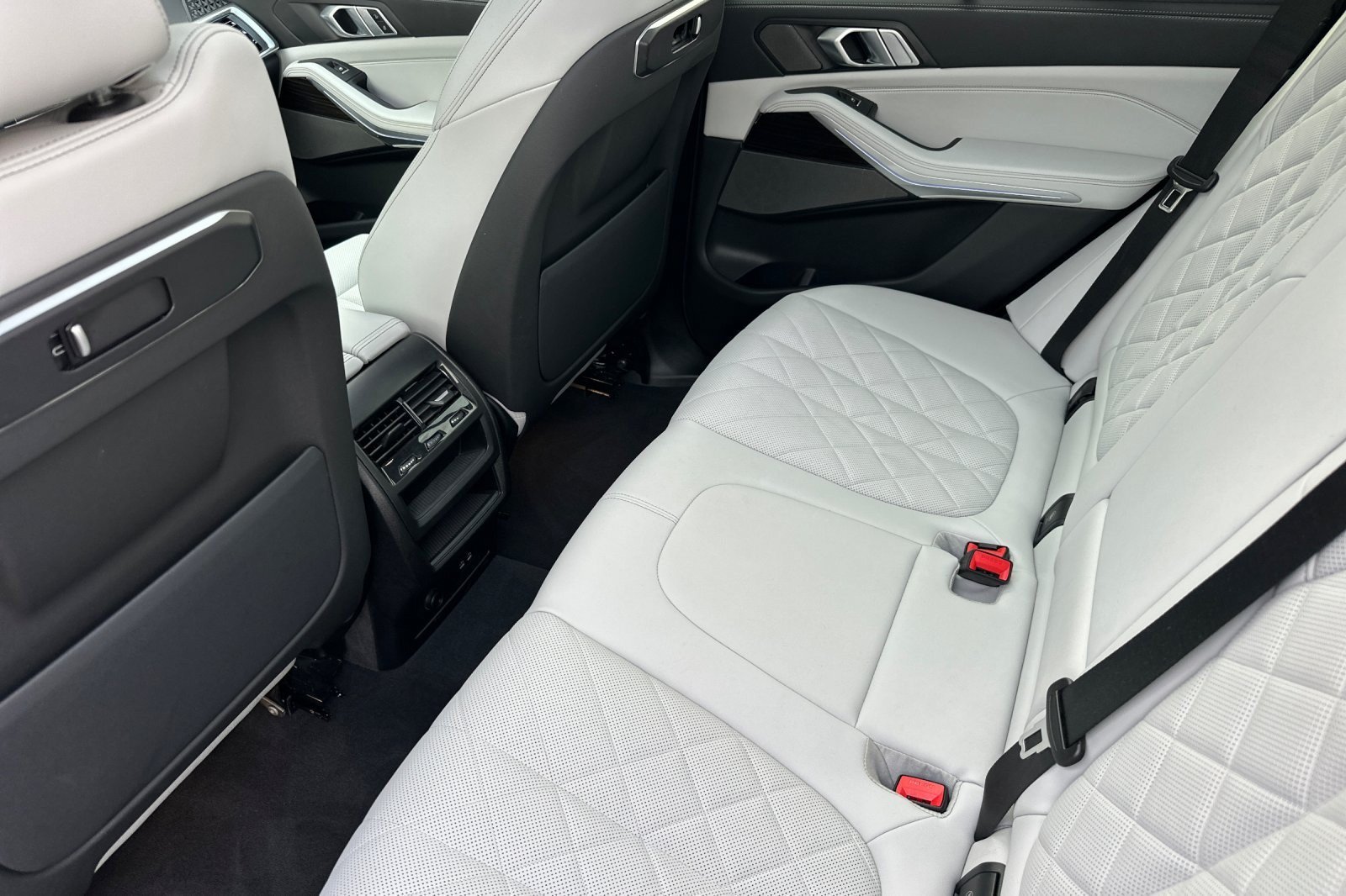 Used 2025 BMW X5 xDrive50e w/ Premium Package AWD/4WD image 11