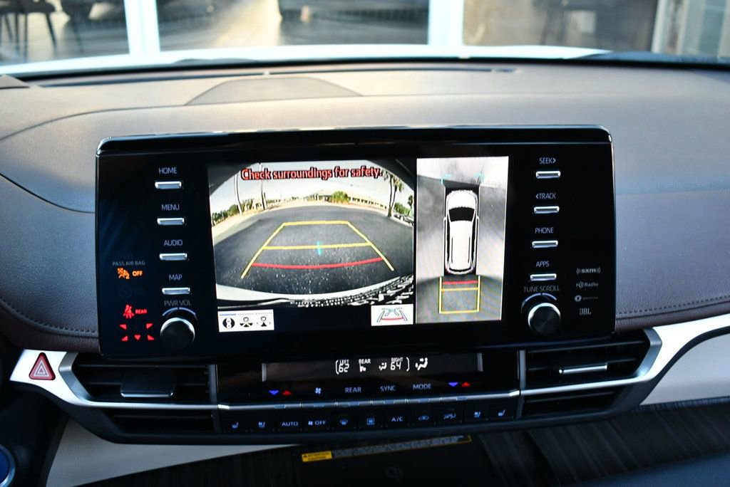 Used 2024 Toyota Sienna Platinum image 58