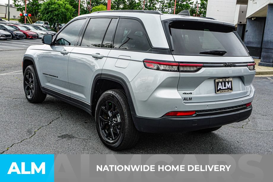 Used 2025 Jeep Grand Cherokee Altitude AWD/4WD image 4
