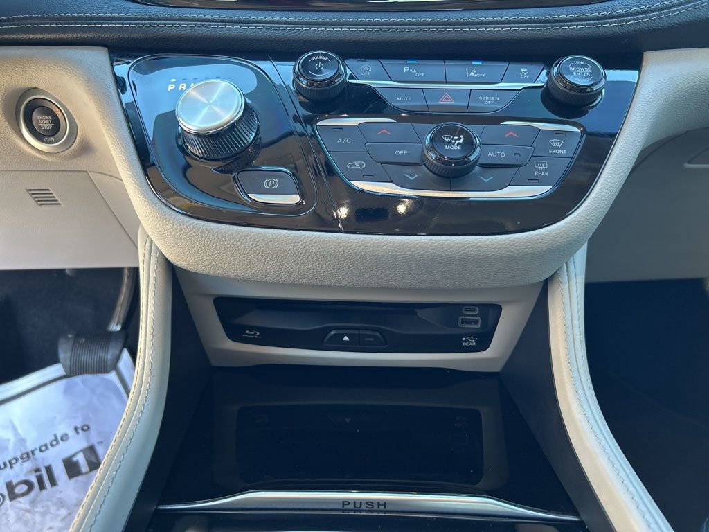 Used 2023 Chrysler Pacifica Limited w/ Uconnect Theater Family Group image 33