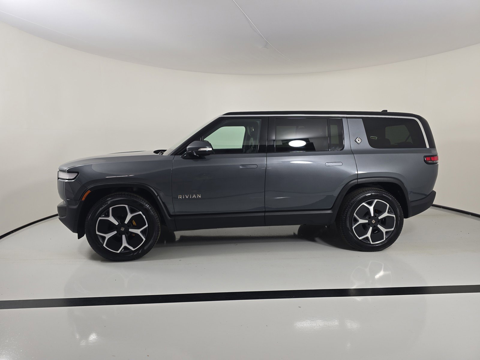 Used 2023 Rivian R1S Launch Edition AWD/4WD image 2