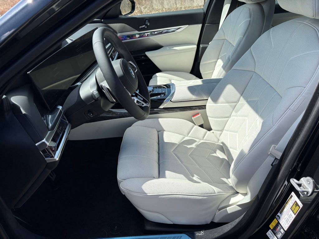 Used 2025 BMW i7 xDrive60 w/ Premium Package image 13