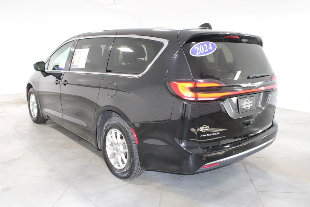 Used 2024 Chrysler Pacifica Touring-L image 8