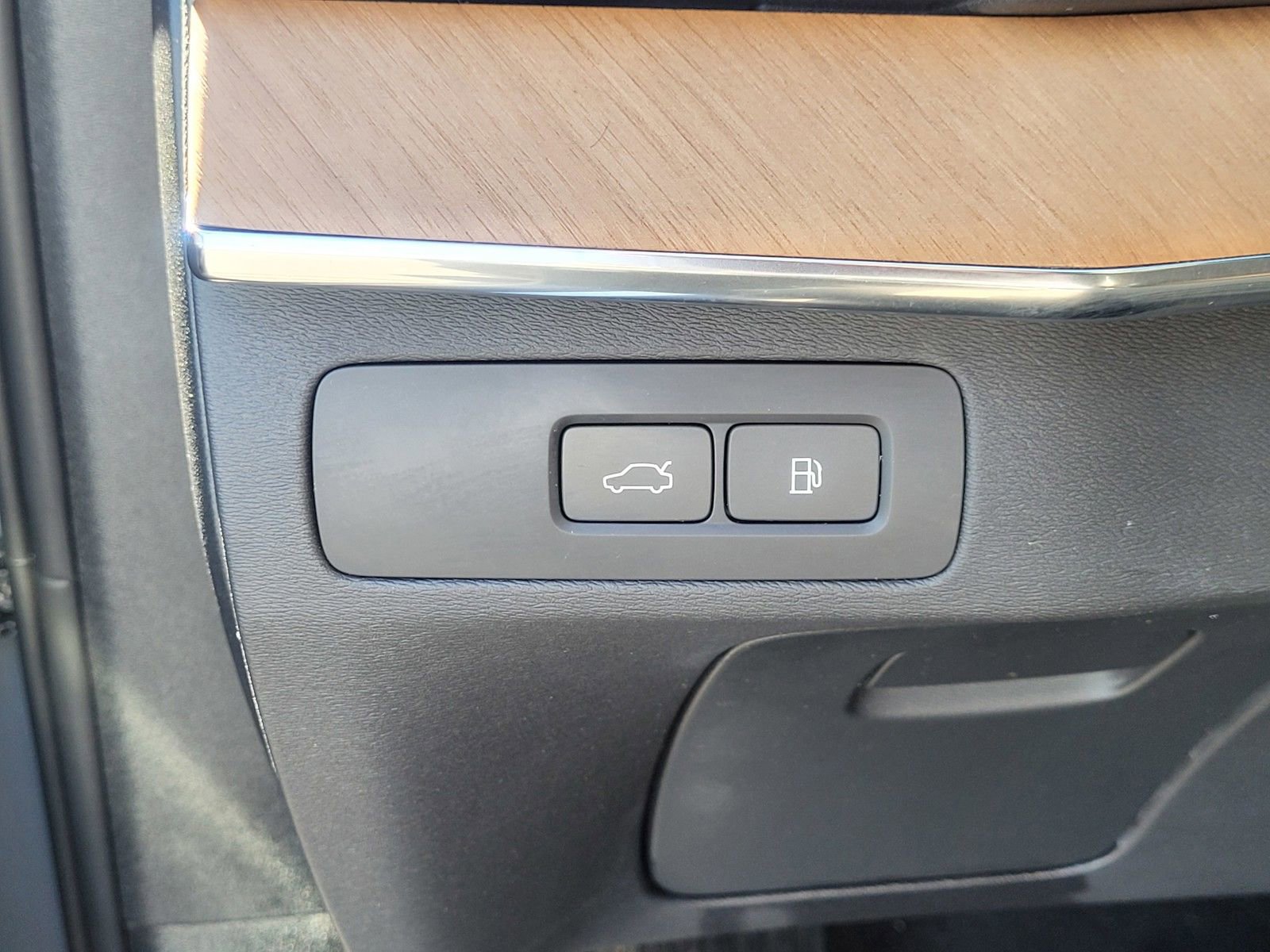 Certified 2023 Volvo XC90 T8 Plus w/ Protection Package Premier image 18