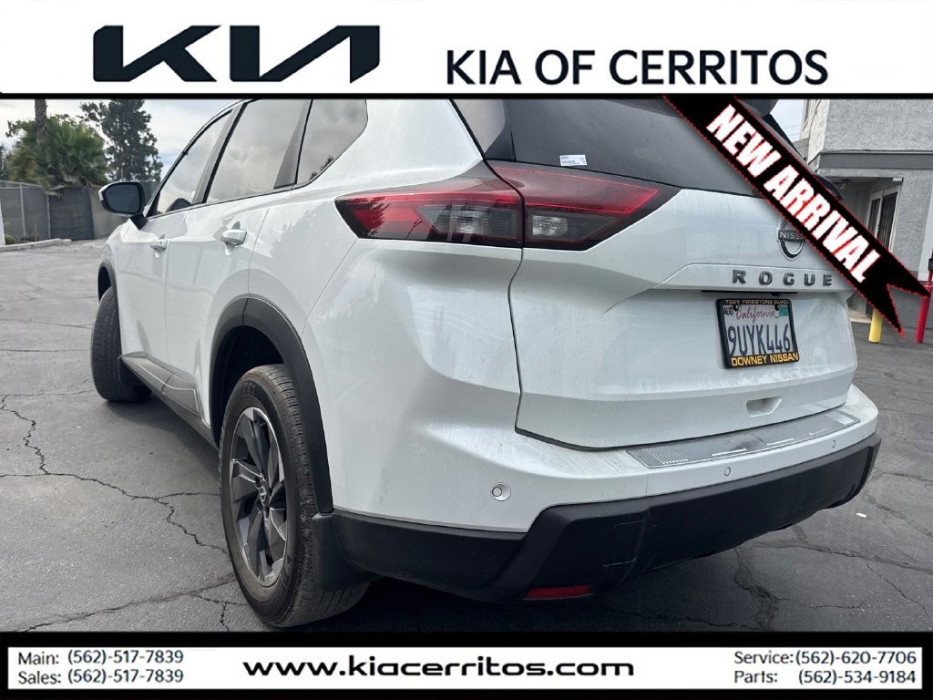 Used 2025 Nissan Rogue SV FWD image 3