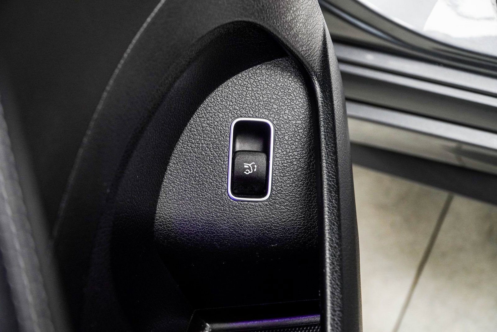 Used 2025 Mercedes-Benz GLE 450 4MATIC Coupe w/ Driver Assistance Package image 36