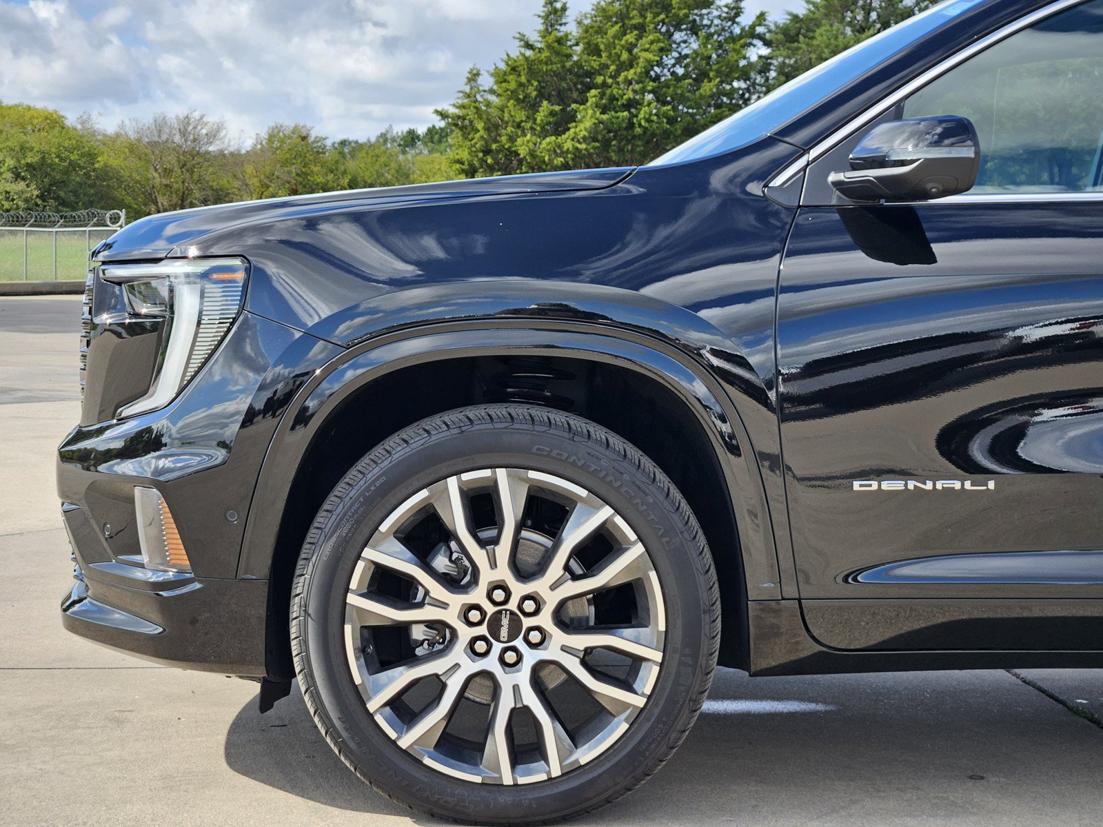 New 2027 GMC Acadia Denali Ultimate FWD image 6