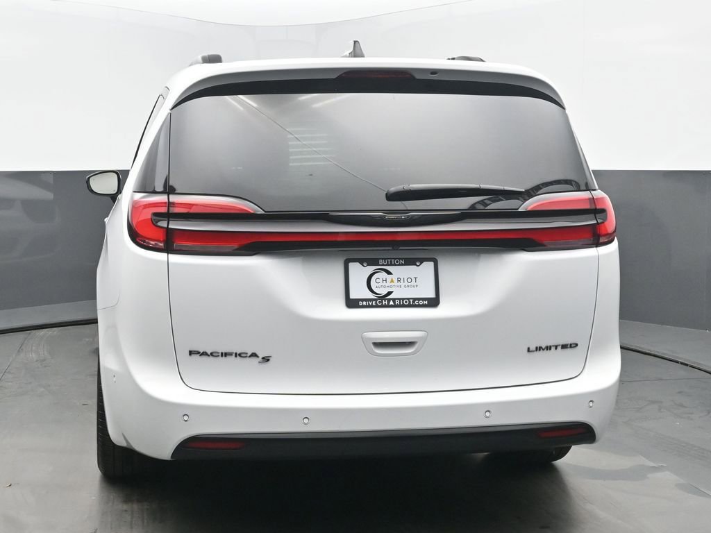 Used 2025 Chrysler Pacifica Limited image 5