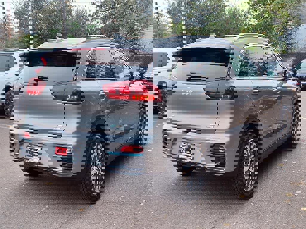 Used 2022 Kia Niro EX image 4