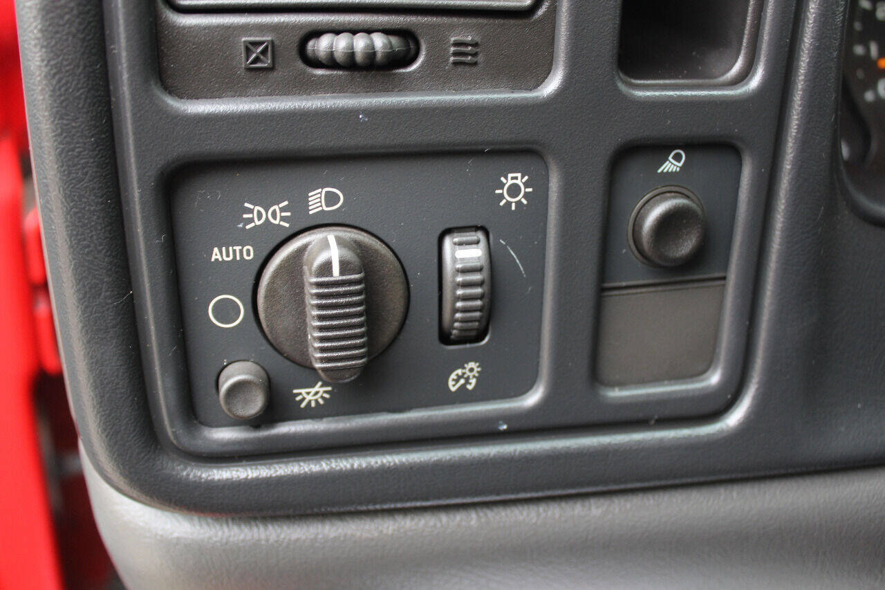 Used 2005 Chevrolet Silverado 3500 4x4 Regular Cab image 16