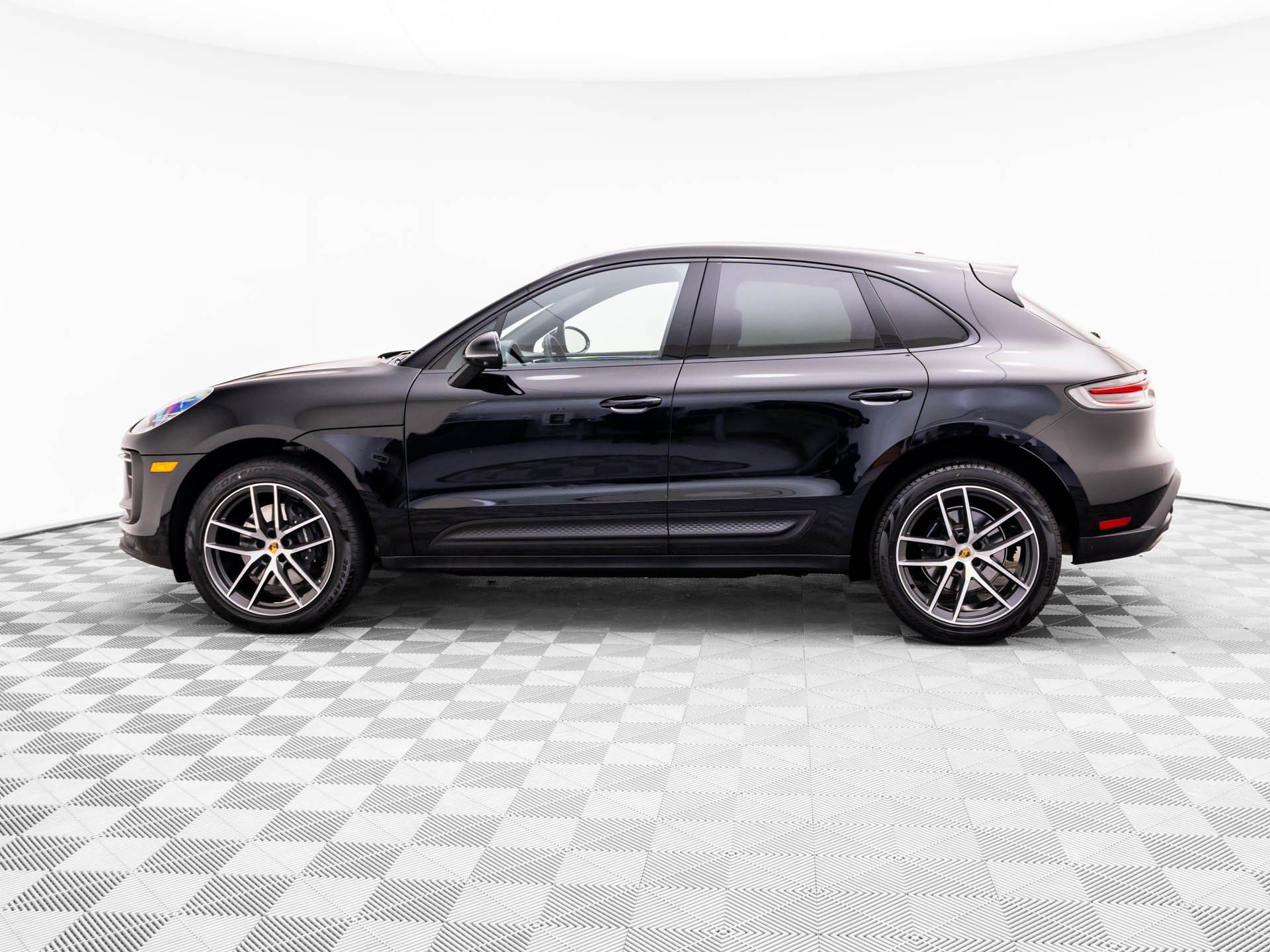 Used 2026 Porsche Macan AWD/4WD image 2