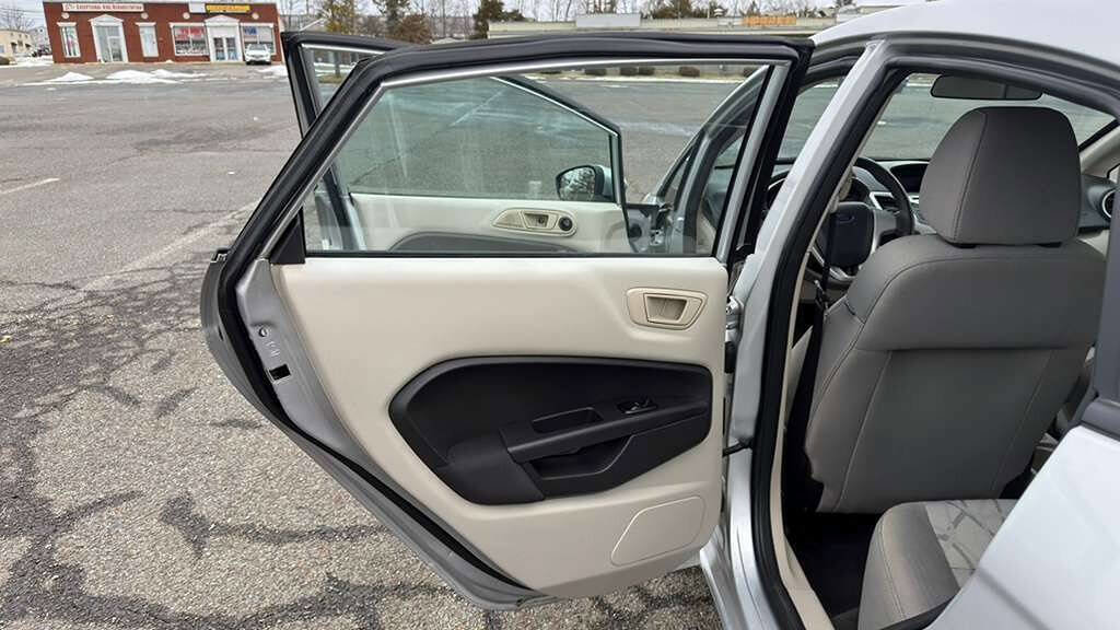 Used 2012 Ford Fiesta SE w/ Winter Pkg FWD image 20