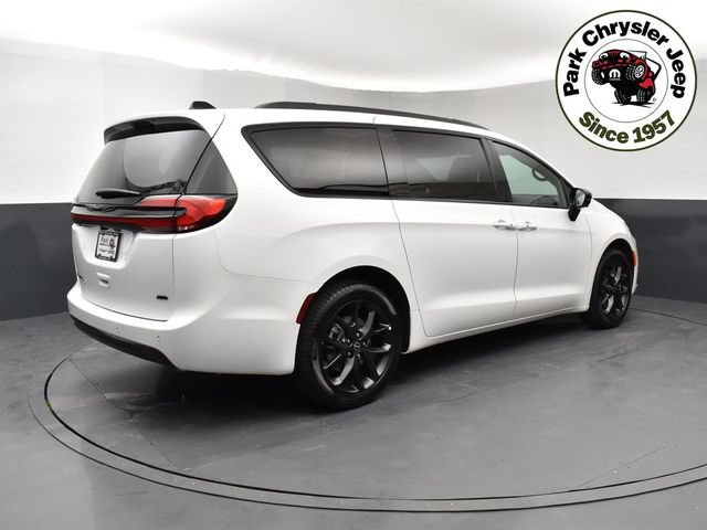 New 2026 Chrysler Pacifica Select w/ S Appearance Package AWD/4WD image 6
