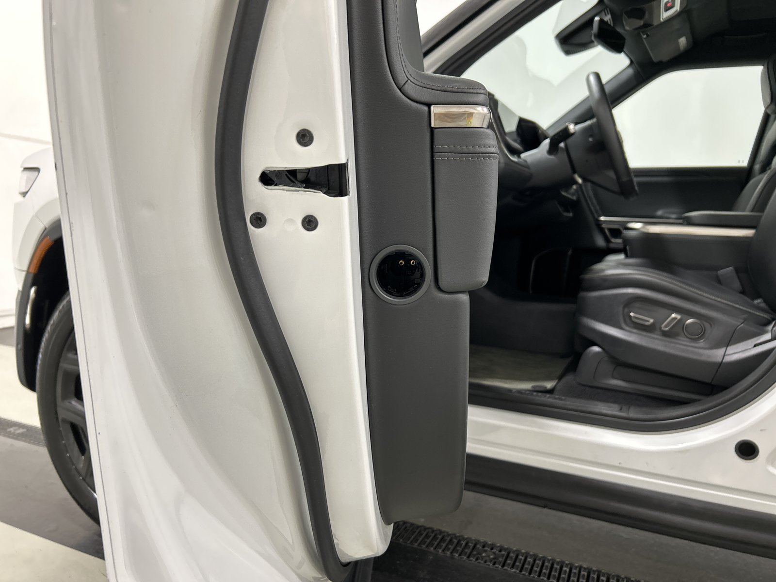 Used 2023 Rivian R1S Adventure AWD/4WD image 32