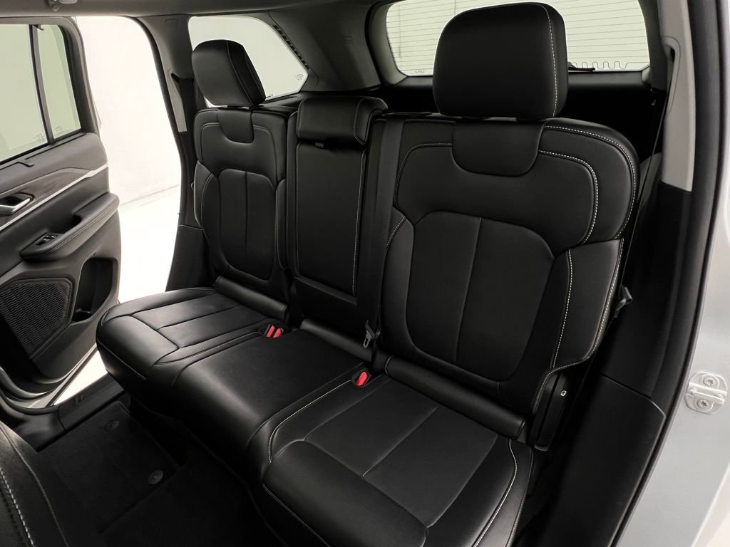 Used 2023 Jeep Grand Cherokee Limited w/ Luxury Tech Group II image 15