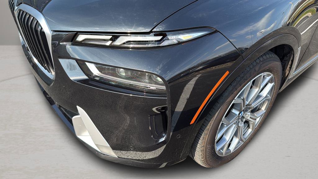 Used 2025 BMW X7 xDrive40i w/ Climate Comfort Package image 9