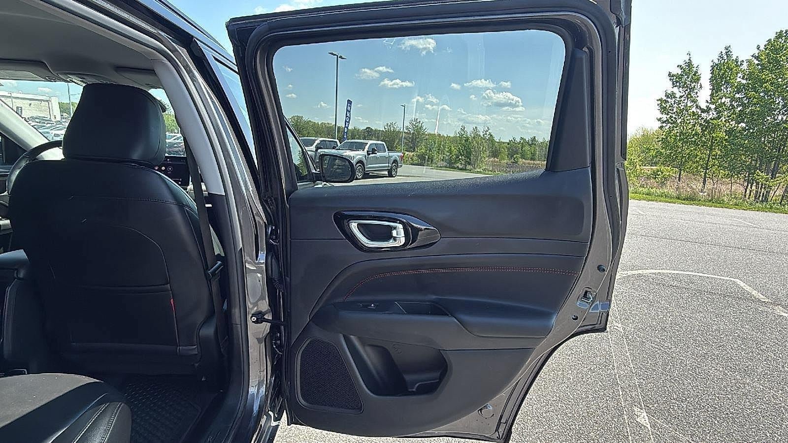 Used 2022 Jeep Compass Trailhawk w/ Trailhawk Convenience Group AWD/4WD image 18