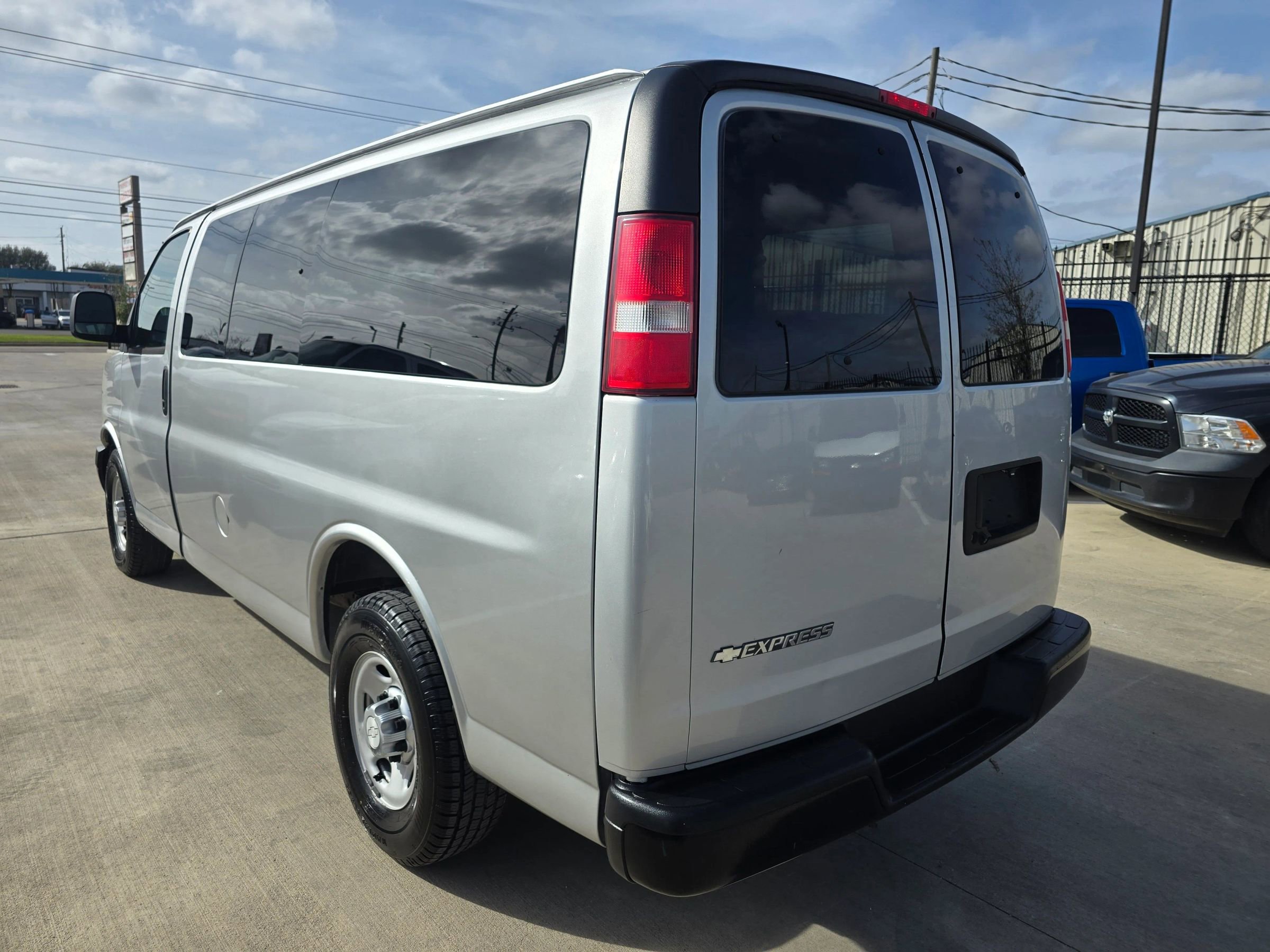 Used 2017 Chevrolet Express 2500 LS image 4
