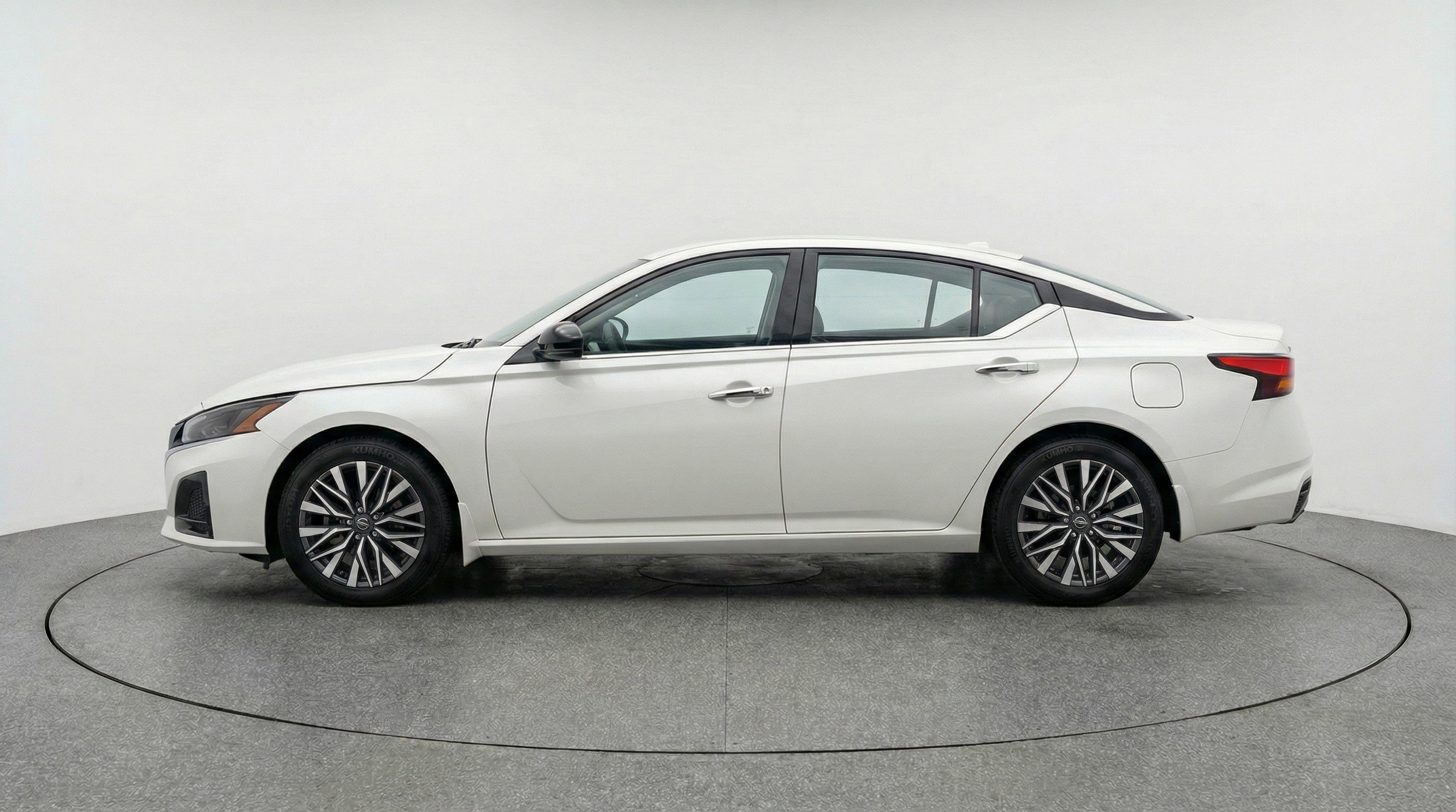Used 2025 Nissan Altima 2.5 SV FWD image 5