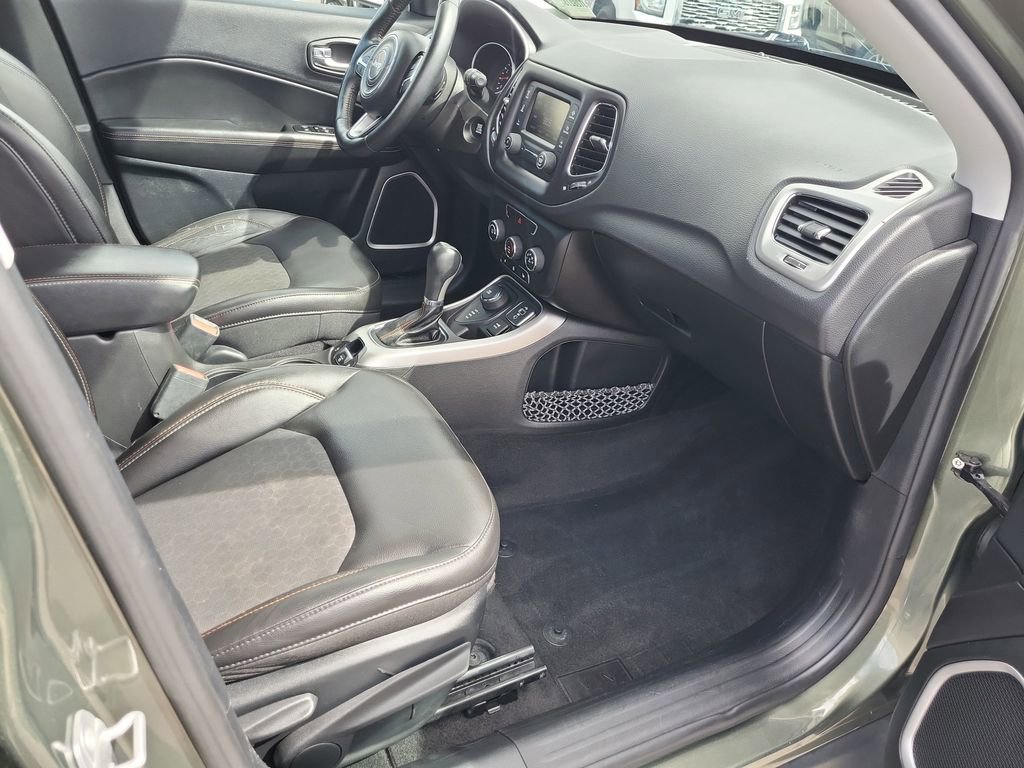 Used 2018 Jeep Compass Latitude w/ Cold Weather Group AWD/4WD image 14