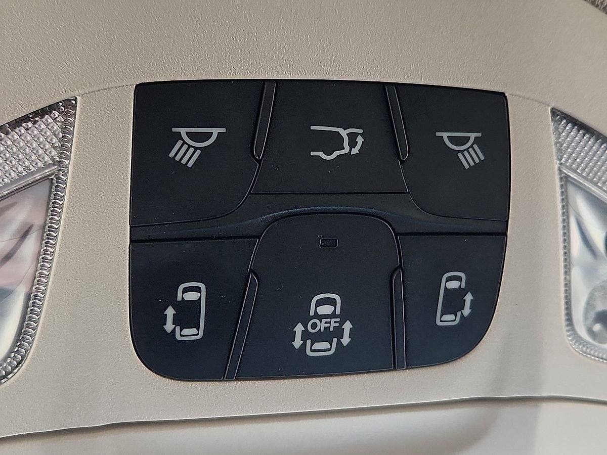 Used 2024 Chrysler Pacifica Touring-L FWD image 9