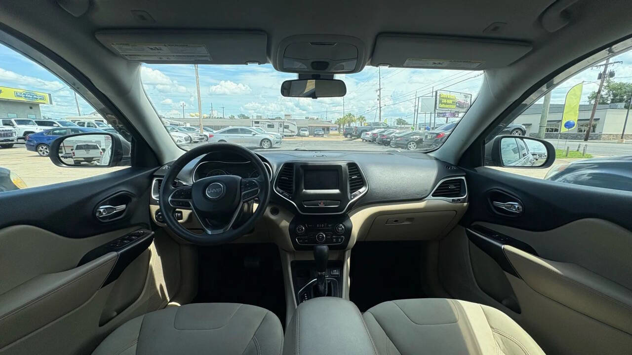 Used 2019 Jeep Cherokee Latitude w/ Popular Appearance Group image 4