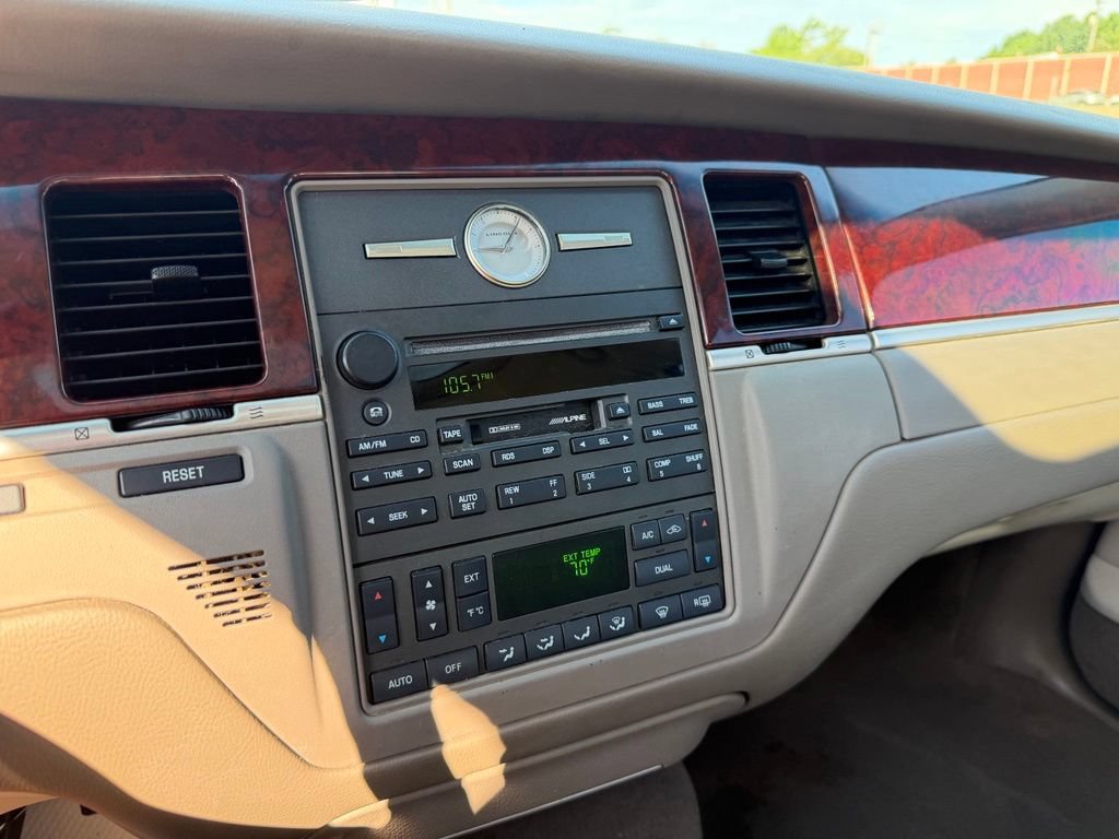 Used 2003 Lincoln Town Car Signature RWD image 22