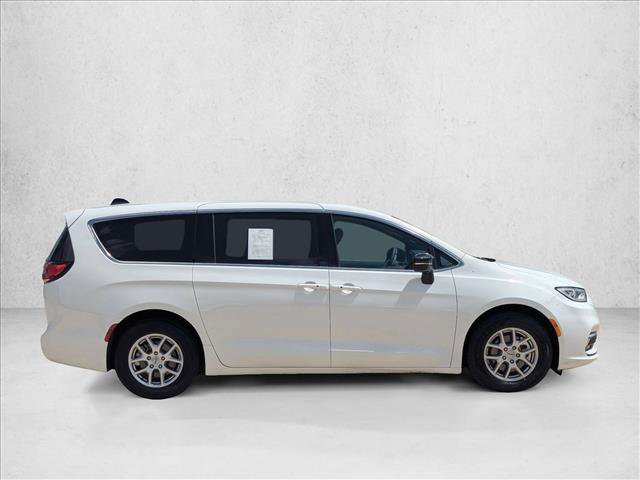 Used 2025 Chrysler Pacifica Select image 4