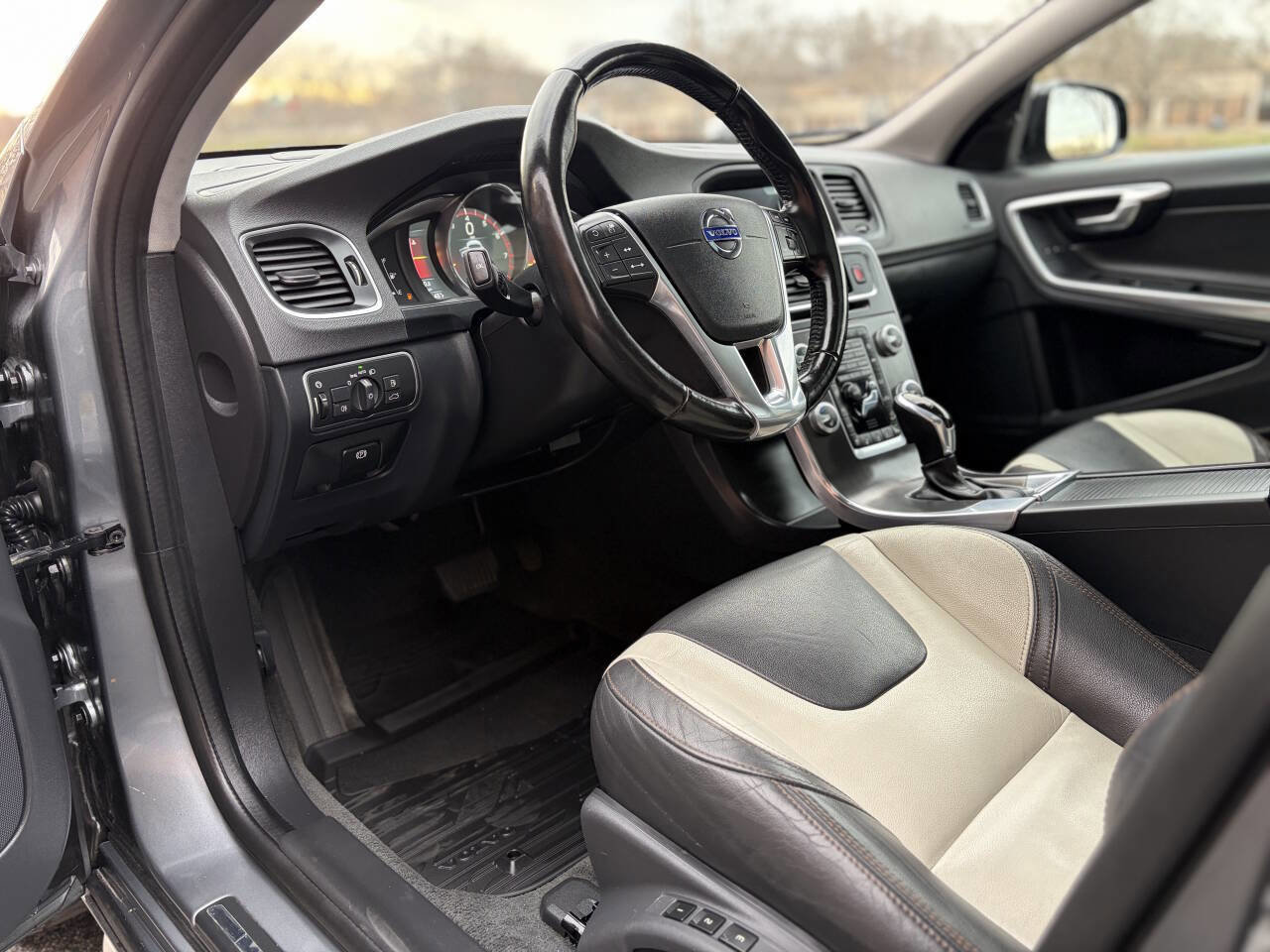 Used 2016 Volvo V60 T5 Cross Country Platinum w/ Climate Package image 9