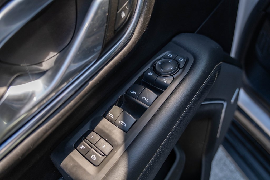 Used 2023 GMC Yukon XL SLT w/ SLT Premium Package image 11