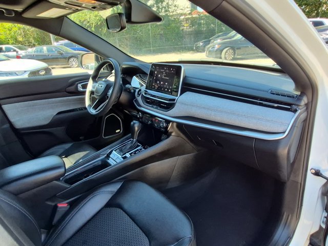 Used 2025 Jeep Compass Latitude w/ Sun & Sound Group AWD/4WD image 25