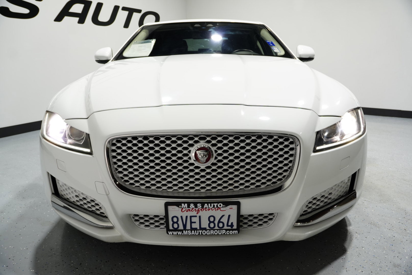 Used 2016 Jaguar XF Premium image 2