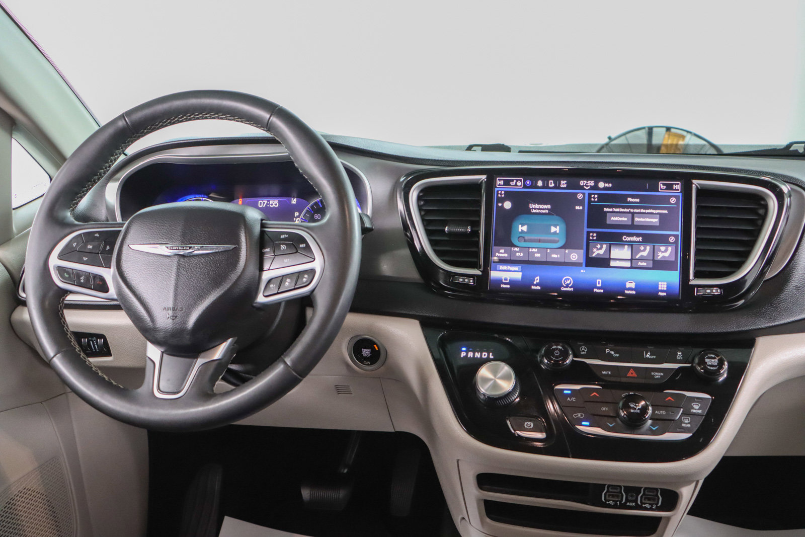 Used 2023 Chrysler Pacifica Touring-L image 17