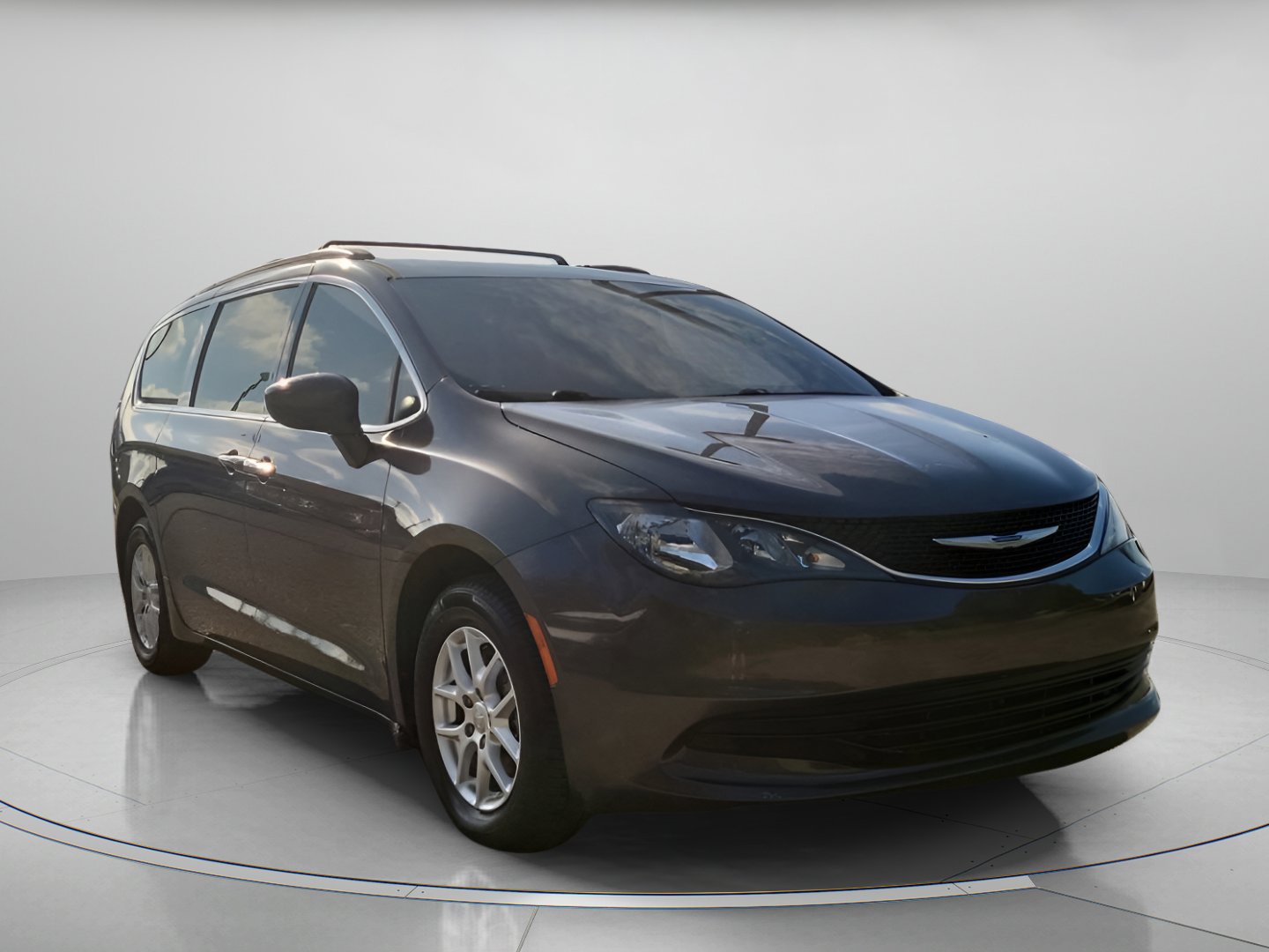 Used 2020 Chrysler Voyager Lxi image 1