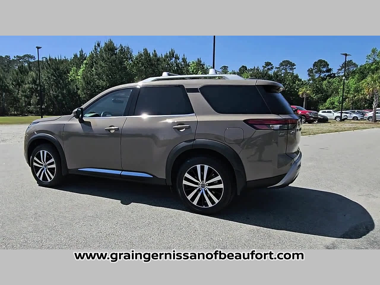 Used 2023 Nissan Pathfinder Platinum w/ Black Appearance Package image 23