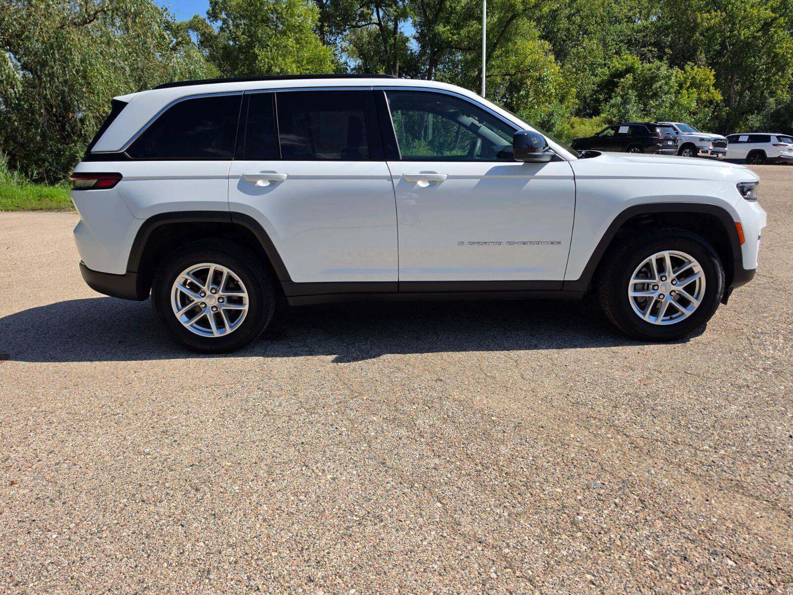Used 2025 Jeep Grand Cherokee Laredo X AWD/4WD image 3