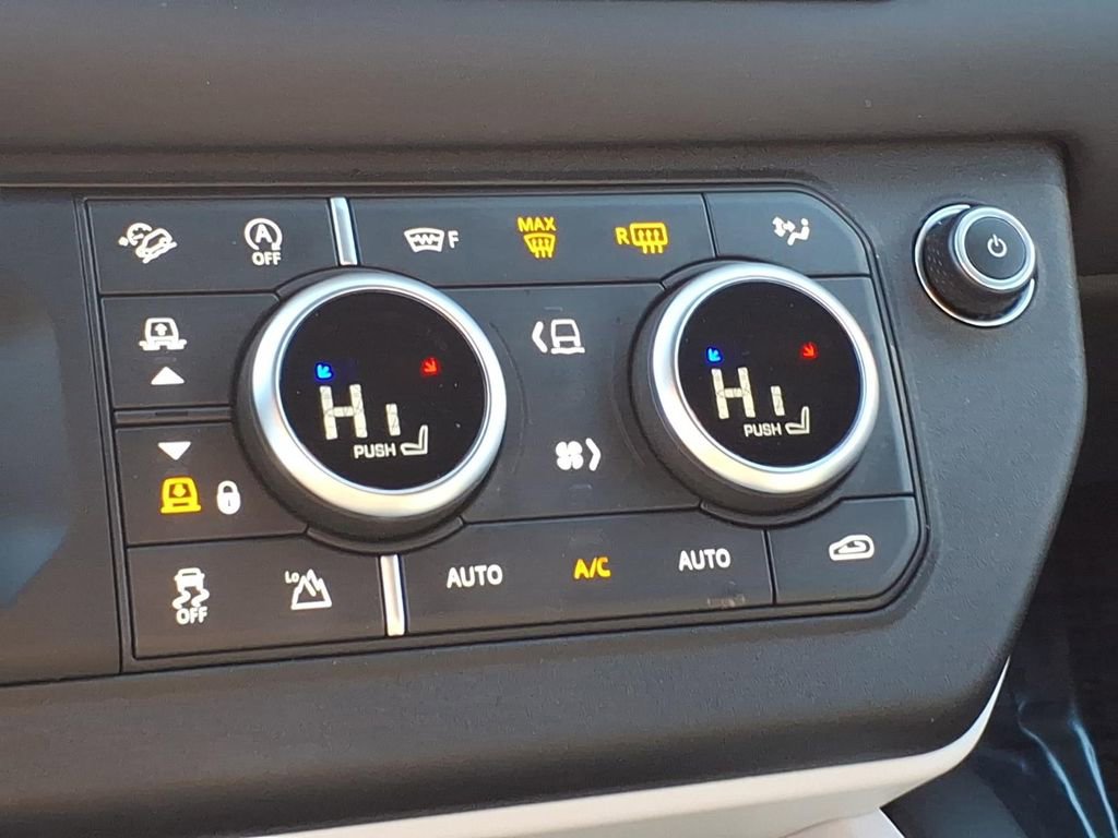 Used 2025 Land Rover Defender 110 X-Dynamic SE image 22