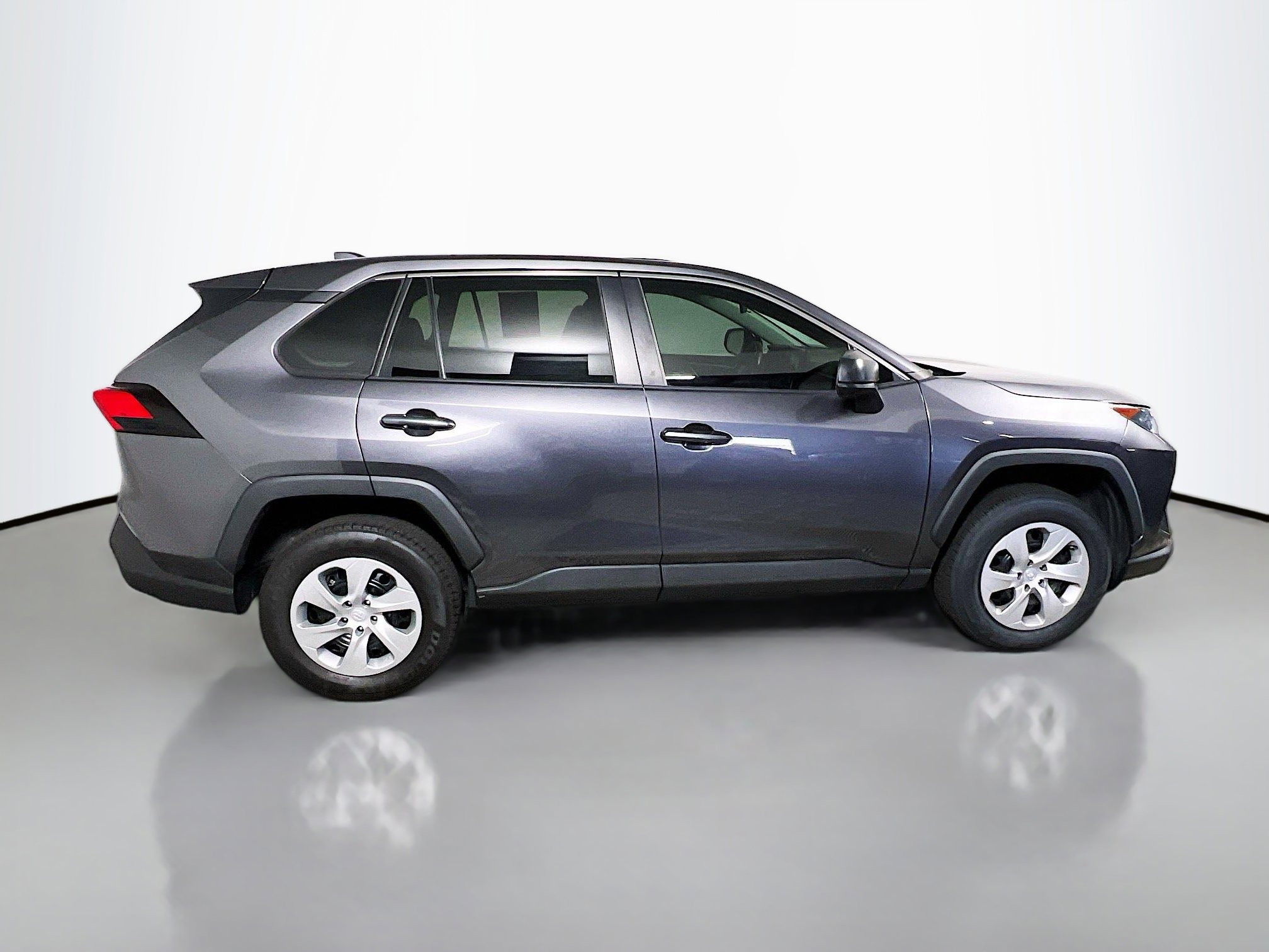 Used 2022 Toyota RAV4 LE FWD image 3