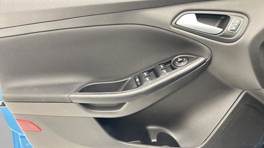 Used 2016 Ford Focus SE w/ SE Cold Weather Package FWD image 14