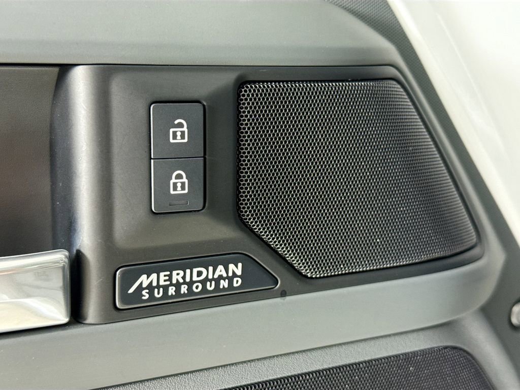 Used 2025 Land Rover Defender 110 X-Dynamic SE image 23