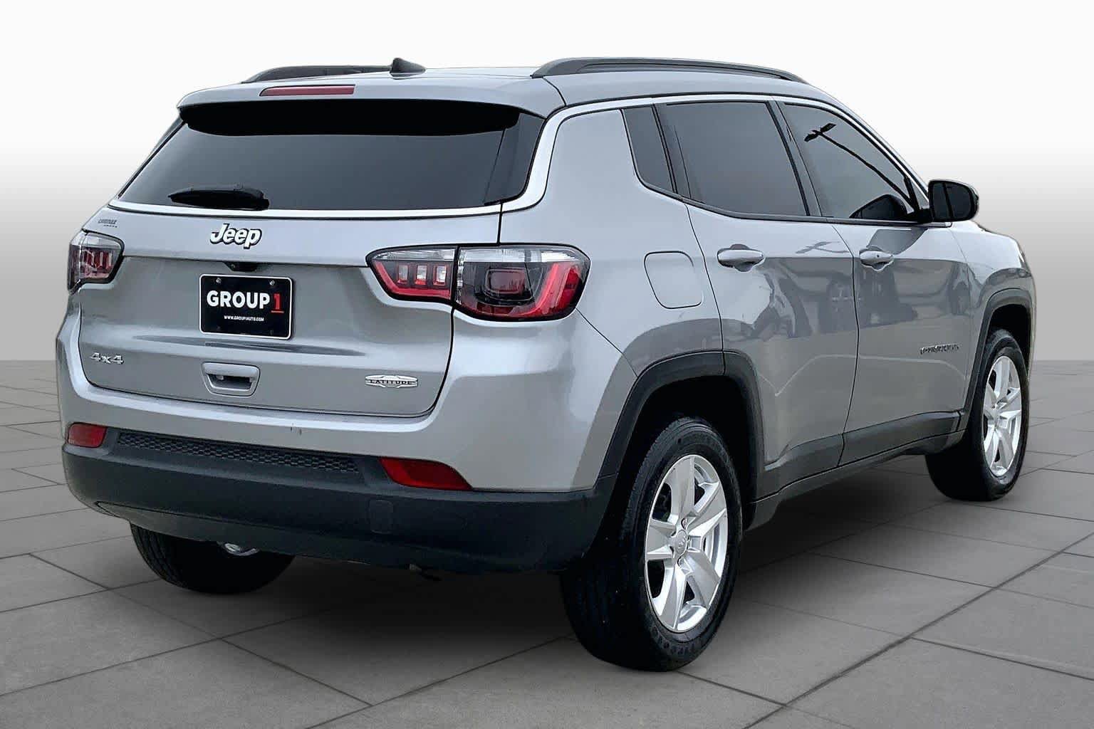 Used 2022 Jeep Compass Latitude w/ Sun and Sound Group AWD/4WD image 13