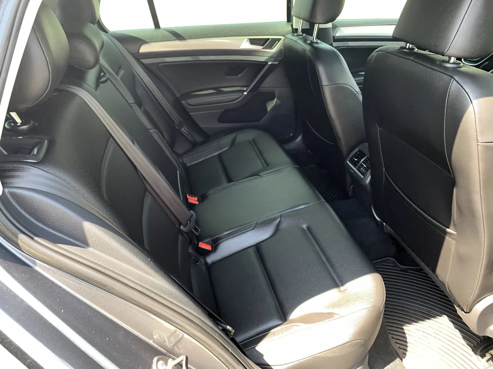 Used 2017 Volkswagen Golf 4-Door FWD image 32