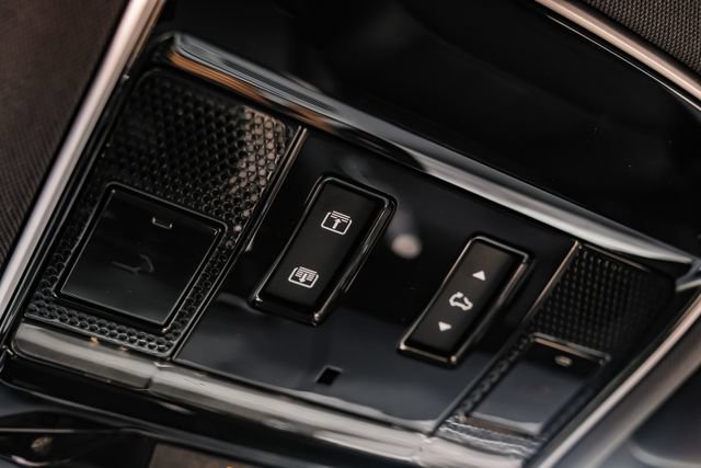 Used 2025 Land Rover Range Rover Sport AWD/4WD image 40