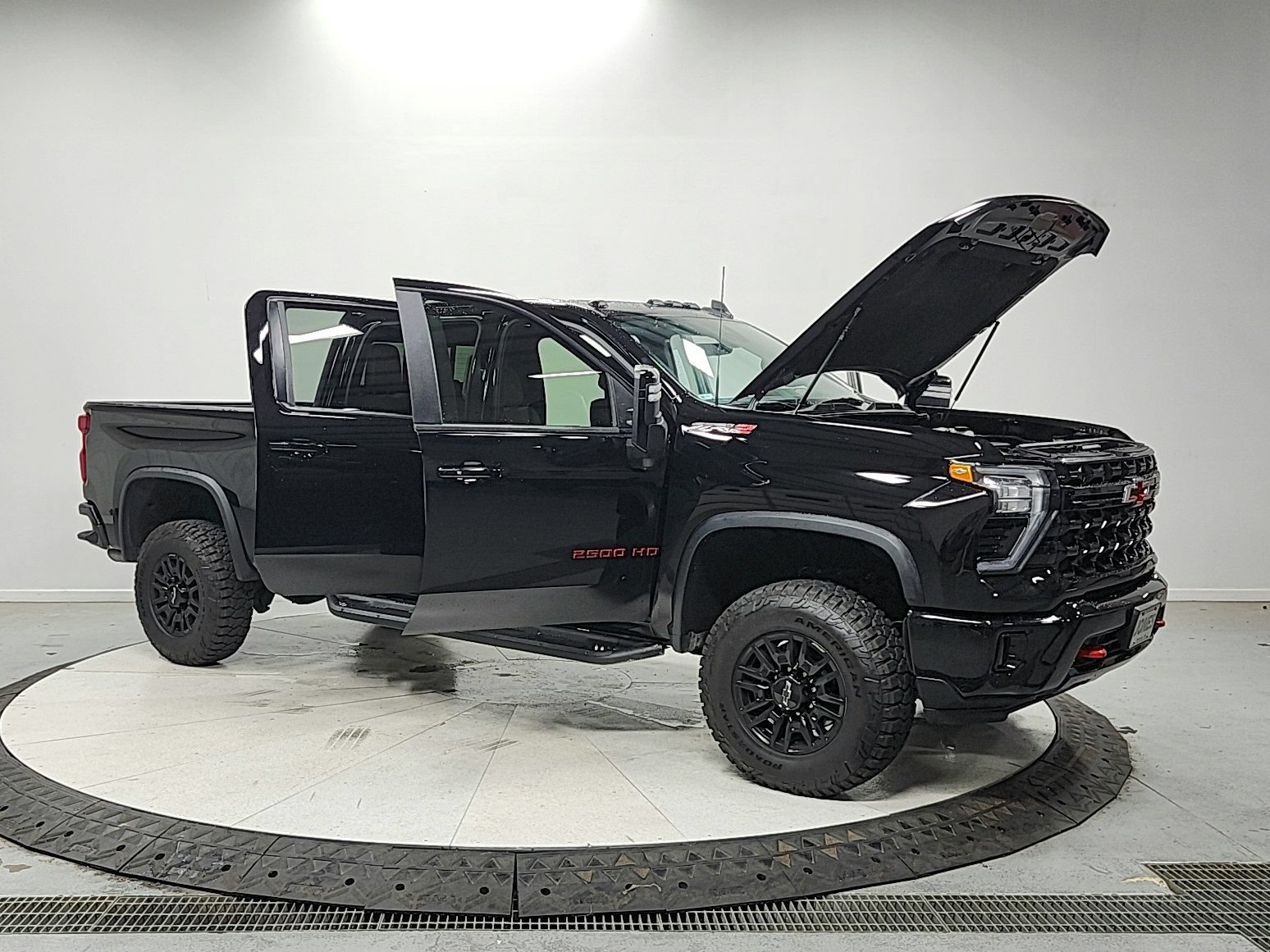 Used 2024 Chevrolet Silverado 2500 ZR2 w/ Technology Package AWD/4WD image 9