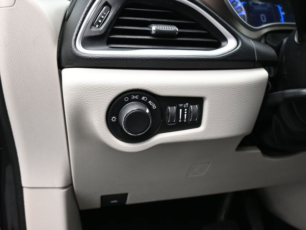 Used 2017 Chrysler Pacifica Touring image 32