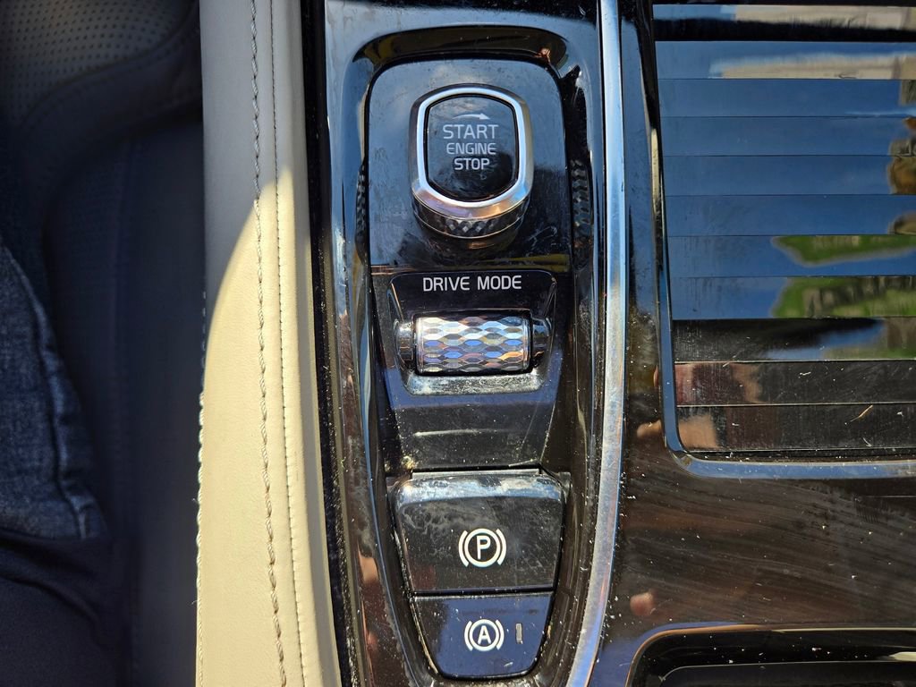 Used 2018 Volvo S90 T8 Inscription w/ Convenience Package image 34