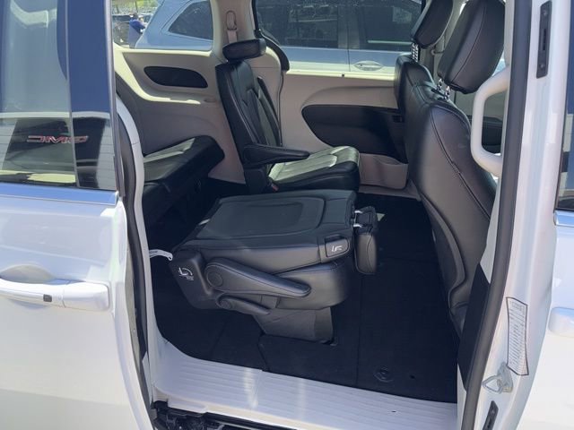 Used 2024 Chrysler Pacifica Touring-L image 7