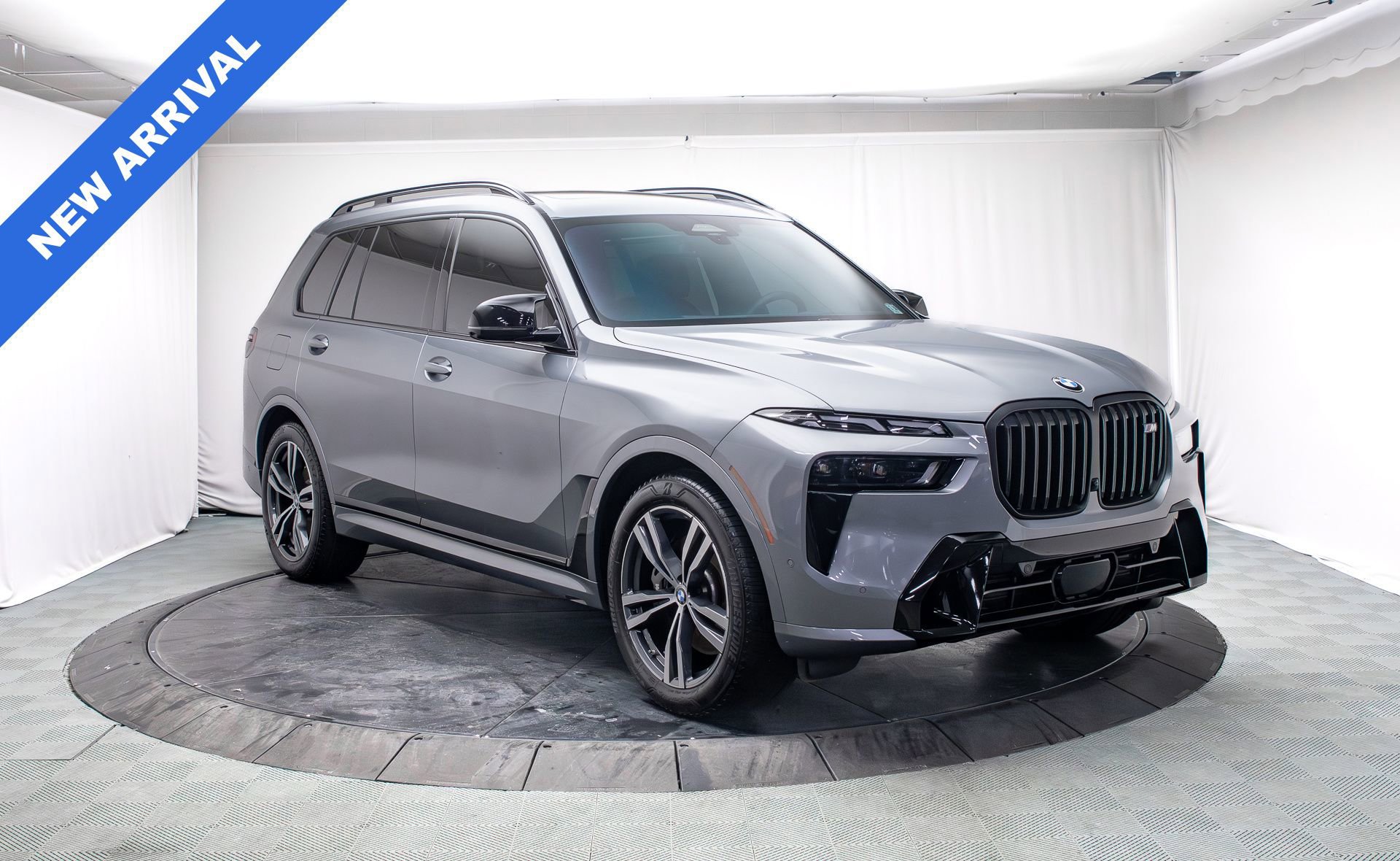 Used 2025 BMW X7 M60i w/ Executive Package image 9