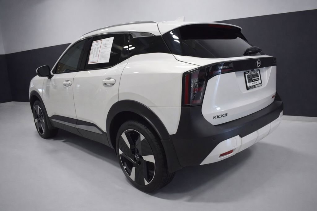 Certified 2025 Nissan Kicks SR image 3